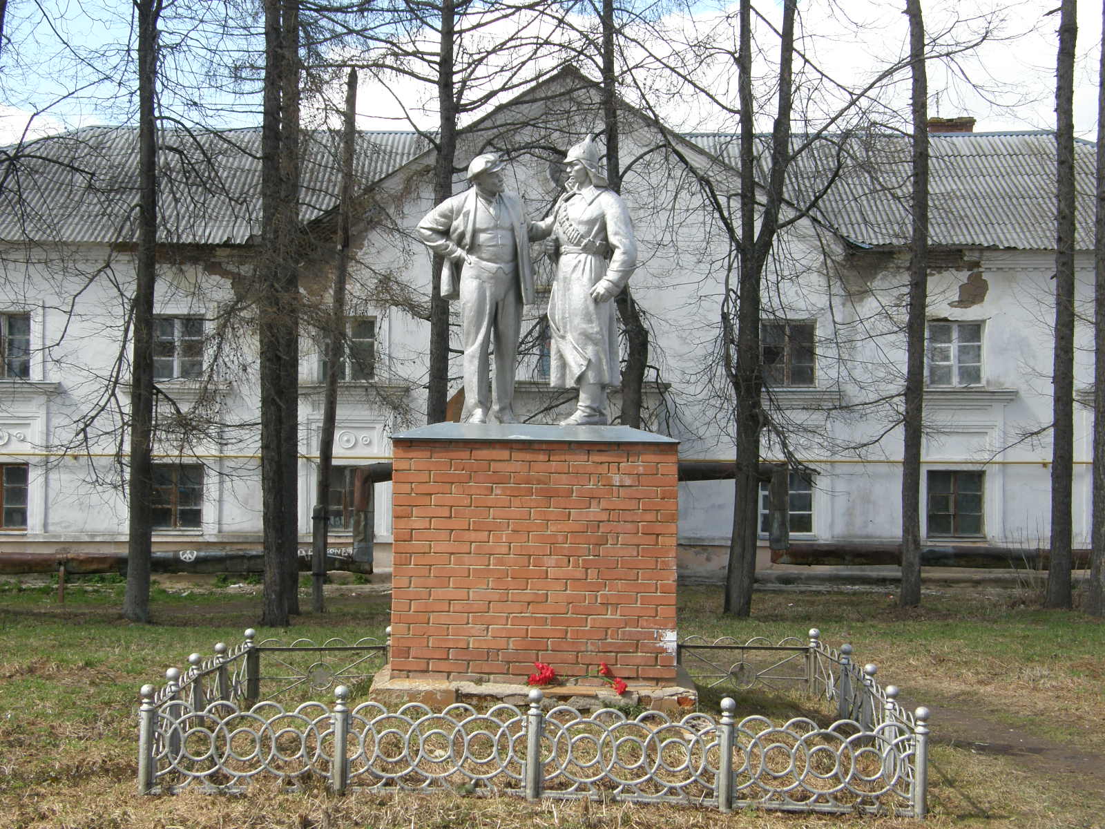 В центре города стоит очень интересный памятник — Ленин и красноармеец